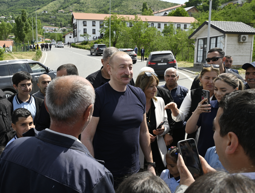 Prezident İlham Əliyev Laçın şəhərində sakinlərlə görüşüb